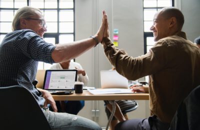 Waarom is het vieren van successen op het werk zo belangrijk?