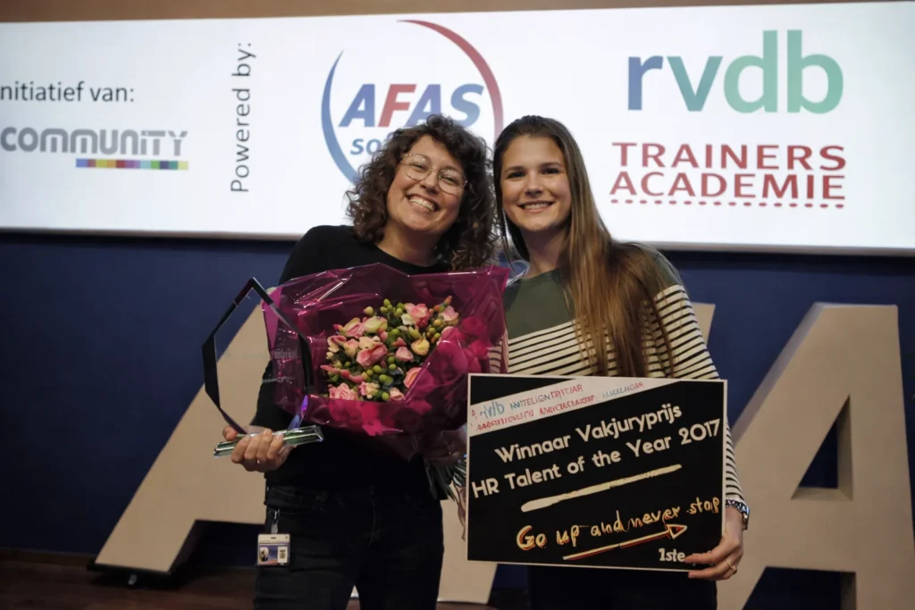 HR Awards-deelnemers poseren met bloemen tijdens de ceremonie rond het thema Effectief leiderschap